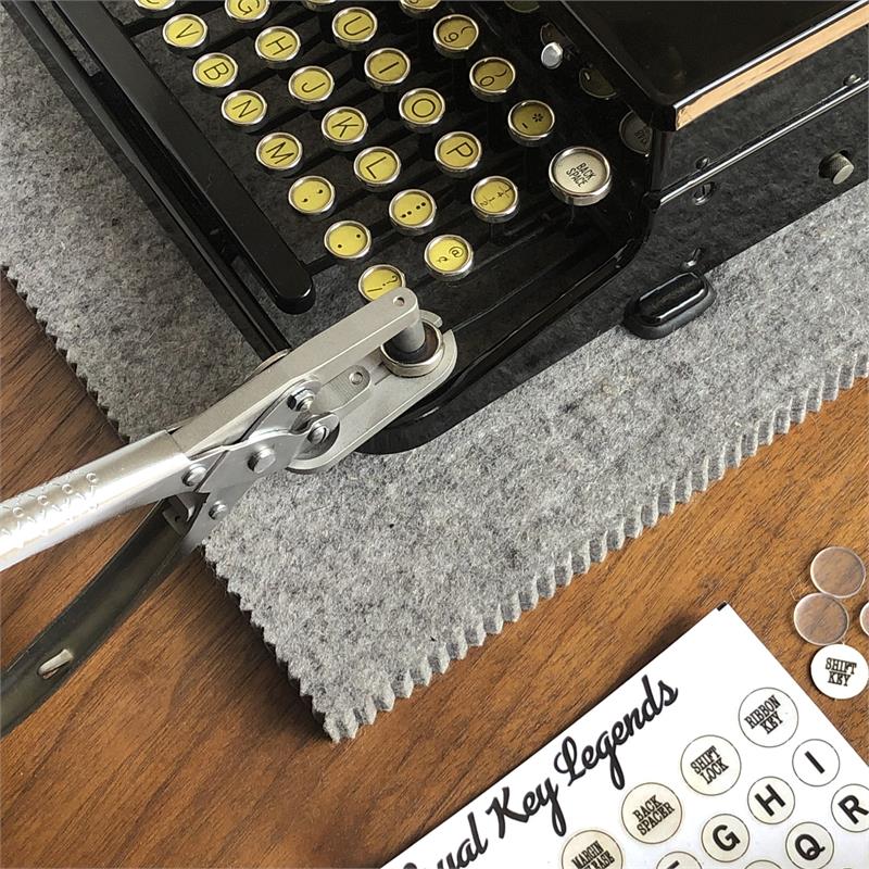 Hello QWERTY Typewriter Keyring Pliers Kit