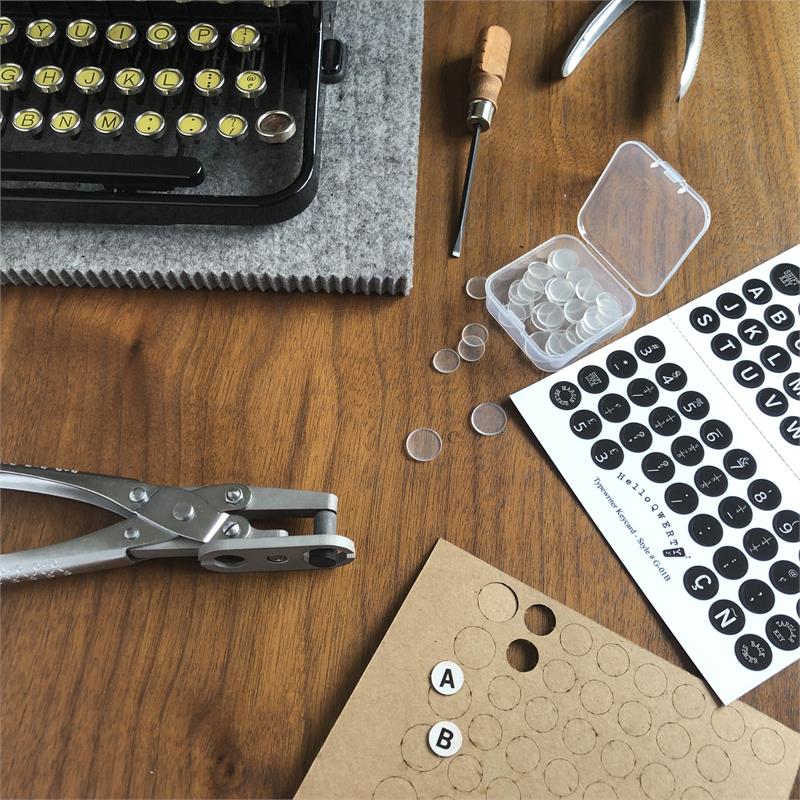 Hello QWERTY Typewriter Keyring Pliers Kit